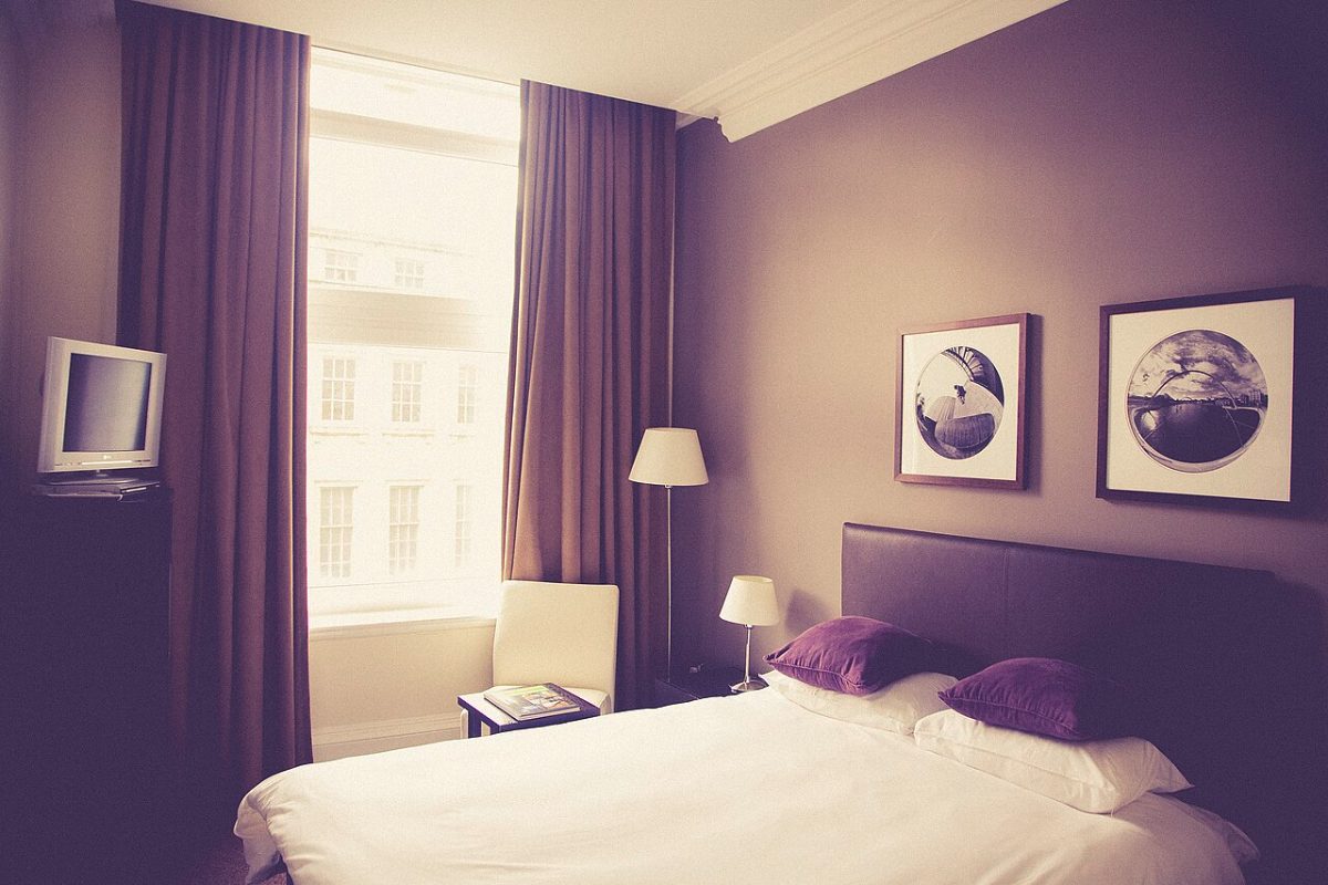 Habitación de hotel con la cama hecha